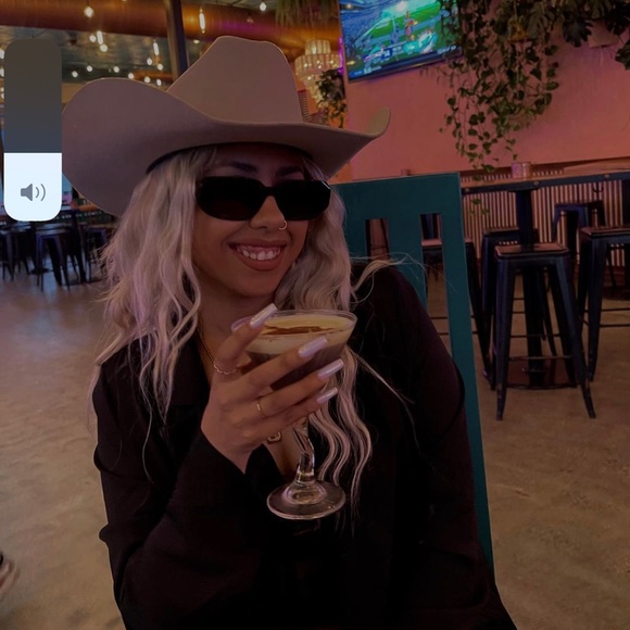 Meet your Posher, Elizabeth - Picture 3 of 13